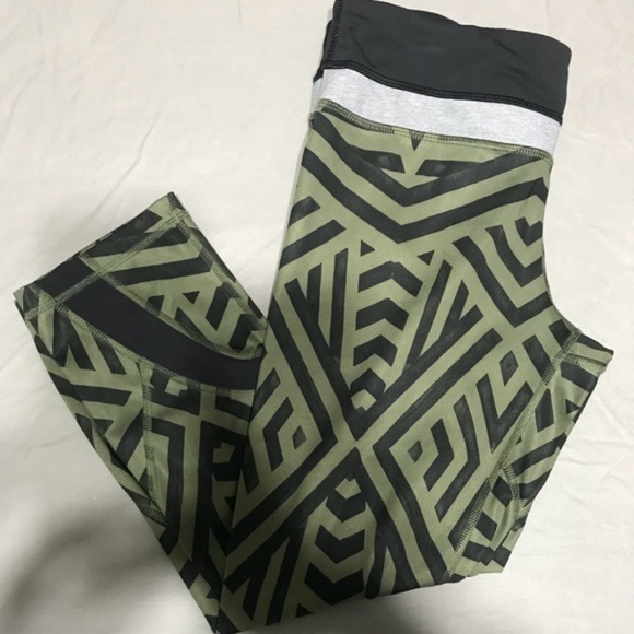 lululemon athletica Pants - Lululemon Chevron Shuffle Legging Capri